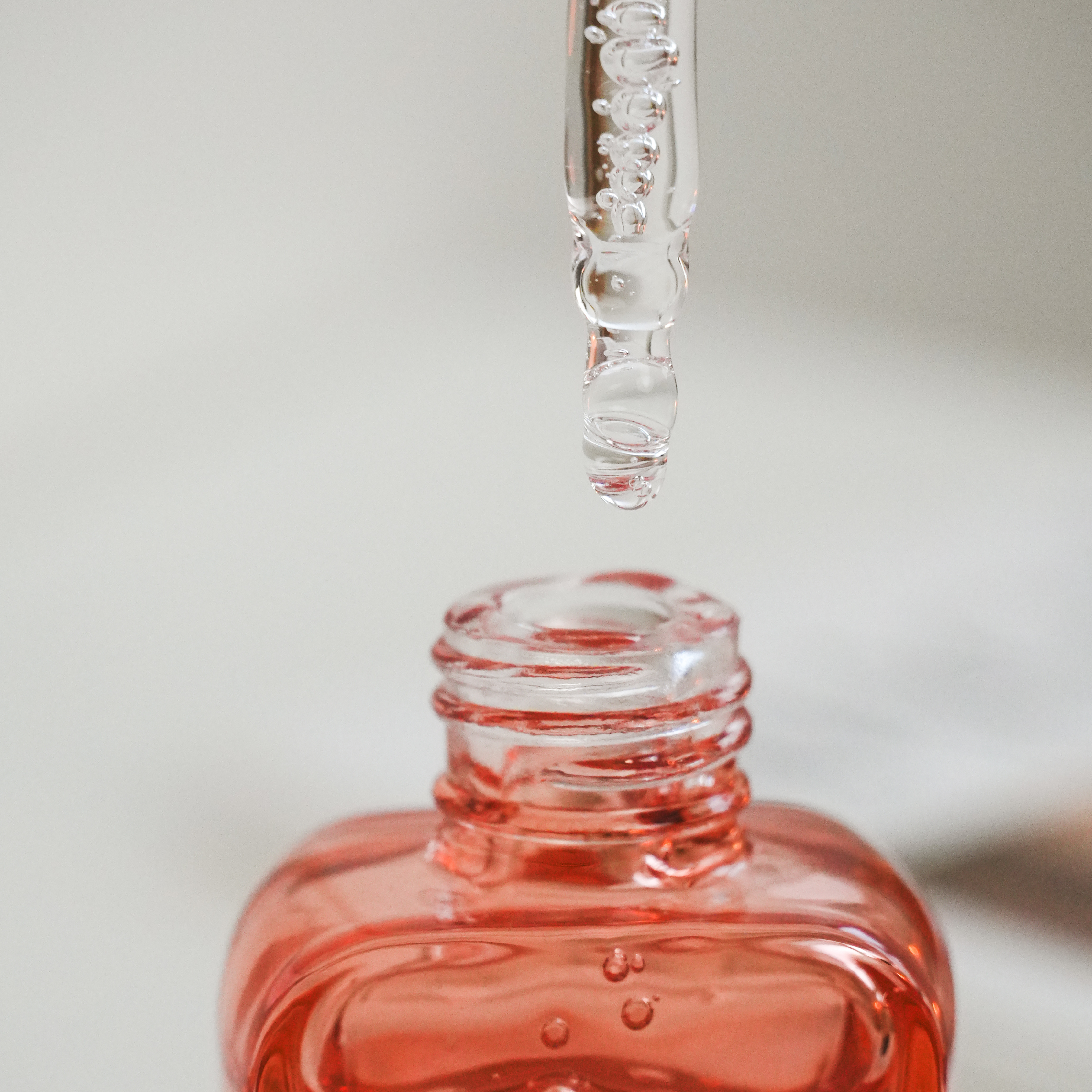 Rósa Andlits-Serum með Hýalúrónsýru, Vítamin B5 &amp; B3 (30ml)